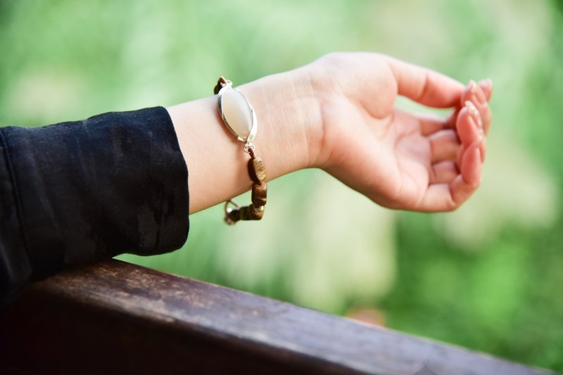 [Silk and Bamboo] Natural Hetian jade Qinghai material lotus root powder 999 Silver hand-inlaid design agarwood bracelet - สร้อยข้อมือ - เงินแท้ สีกากี