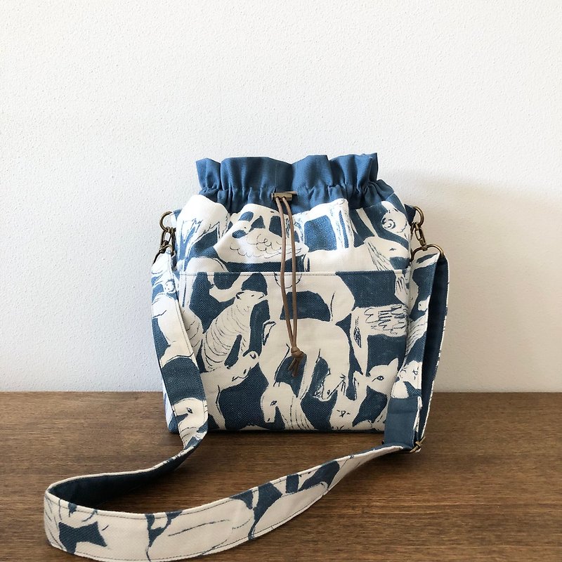Drawstring bag Mina Perhonen life puzzle - กระเป๋ากล้อง - ผ้าฝ้าย/ผ้าลินิน สีน้ำเงิน