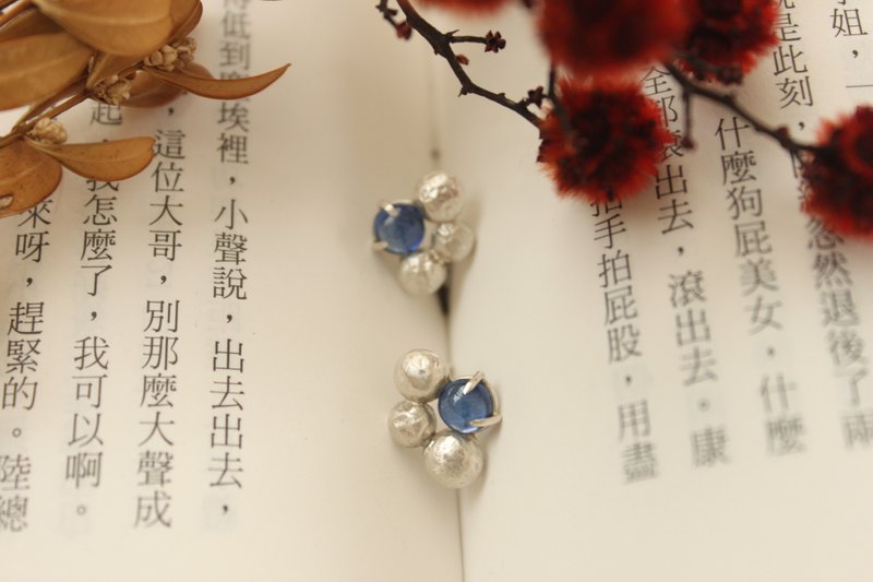 【藍泡沫】純銀耳環 藍晶石耳針 設計師手作商品 - 耳環/耳夾/耳骨夾 - 純銀 藍色