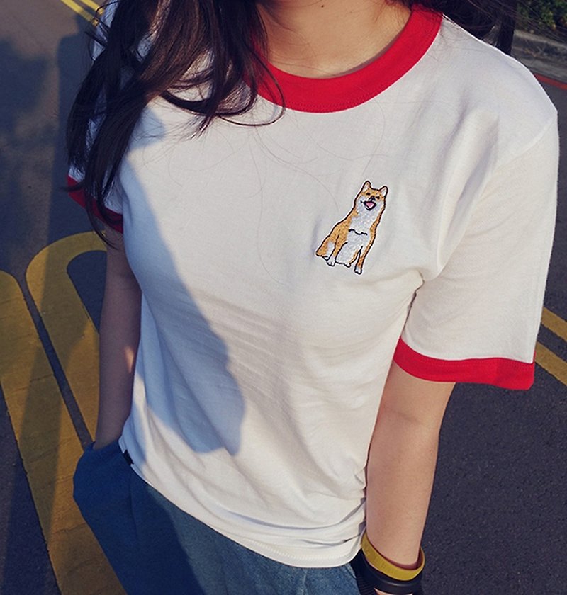 柴犬刺繡短T-shirt - T 恤 - 棉．麻 白色