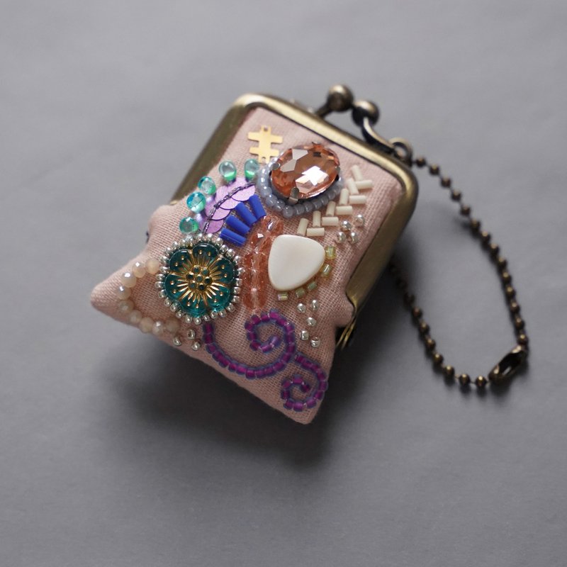 ネックレスにも、バッグチャームにも、小さな小さなビーズ刺繍のがま口 52 ピンク ガーゼ　ギフト　アクセサリーケース - 吊飾/掛飾 - 其他材質 粉紅色