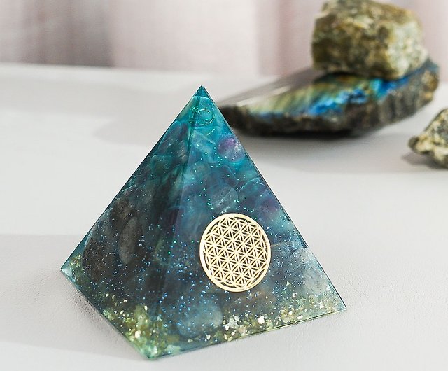 ブルーヘアクリスタル、カラーフローライト ]石クリスタル エナジーピラミッド オルゴナイト 6x6cm ショップ vigorhandcrafts  置物 Pinkoi