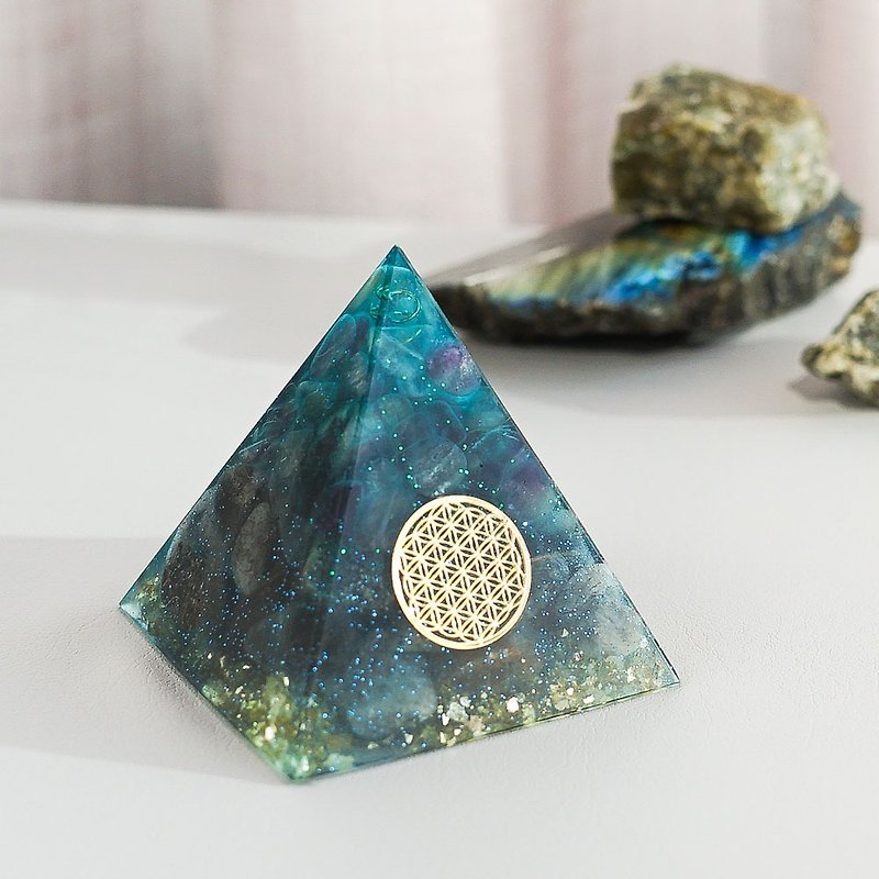[Blue Hair Crystal, Color Stone] Orgonite Crystal Energy Pyramid Orgonite 6x6cm - ของวางตกแต่ง - คริสตัล หลากหลายสี