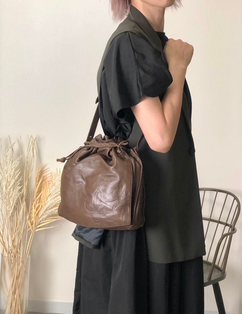 【 日本直送　名牌中古包 】LOEWE ロエベ ショルダーバッグ ブラウン アナグラム ナッパレザー 巾着 vintage ヴィンテージ オールド kki5m4 - 側背包/斜背包 - 真皮 咖啡色