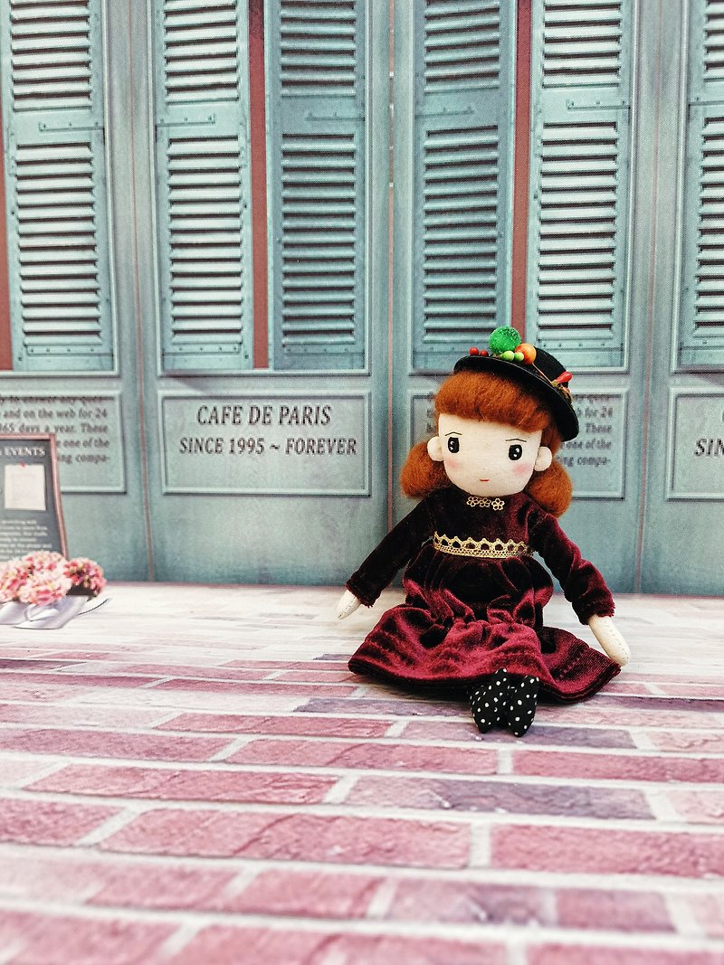 Handmade doll in black hat - ตุ๊กตา - ผ้าฝ้าย/ผ้าลินิน 