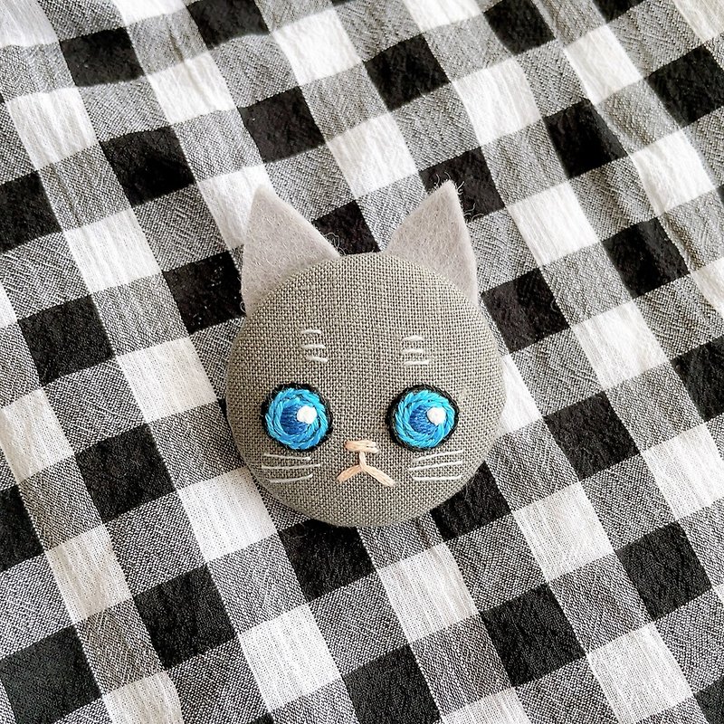 グレーの猫の刺繍ブローチ - 胸針/心口針 - 棉．麻 灰色