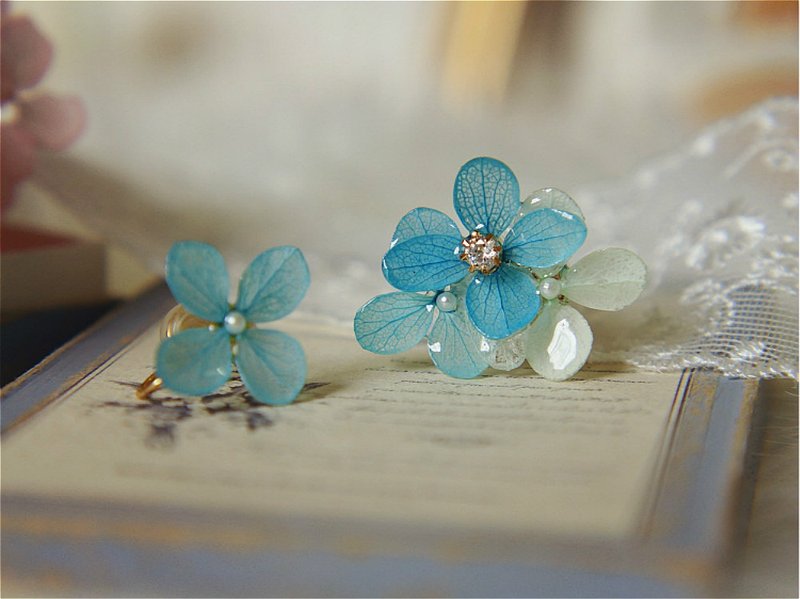 Original | Blue Waltz Japanese Imported Eternal Flower Gradient Flower Cluster 925 Sterling Silver Stud Earrings - ต่างหู - พืช/ดอกไม้ สีน้ำเงิน