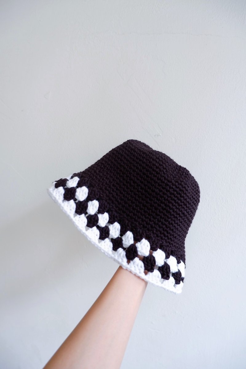 かぎ編みバケットハット　ブラック - 帽子 - その他の素材 ブラック
