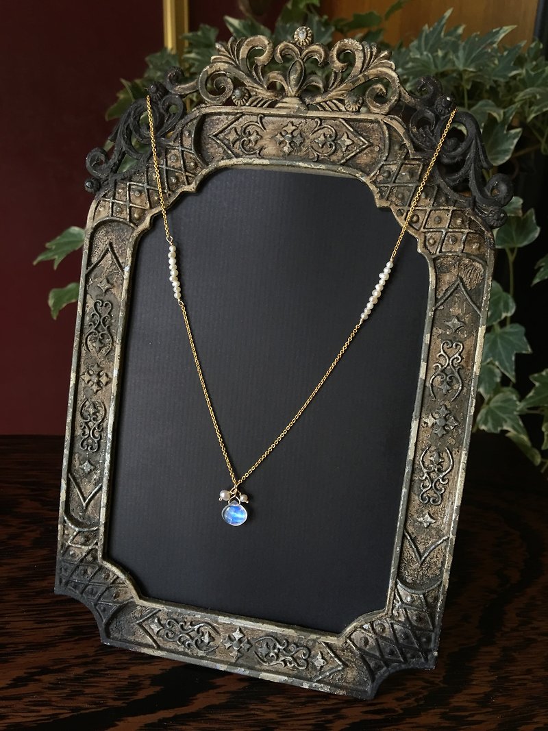 Handmade jewelry Venus under the moonlight - Necklaces - Gemstone White