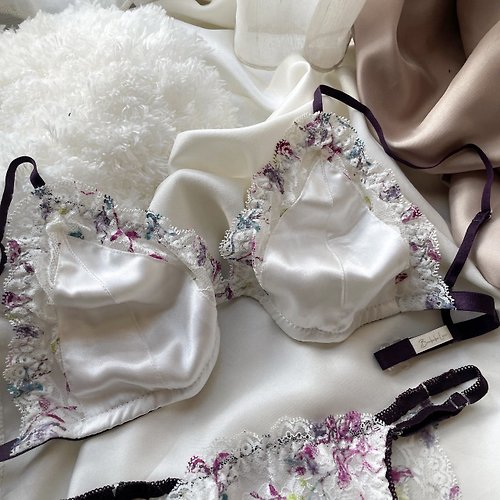 Set of satin lace with lining (bra + panties), white with purple flowers  pattern - 設計館brababa-lace 女內衣褲- Pinkoi