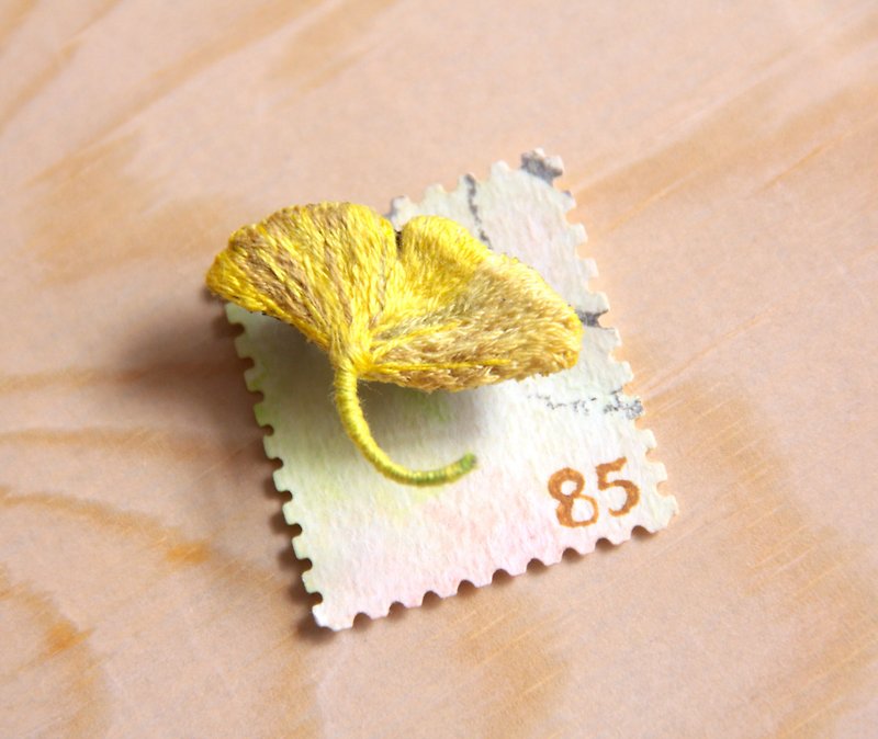   郵票系列 銀杏葉 刺繡植物胸針 - 胸針/心口針 - 繡線 黃色