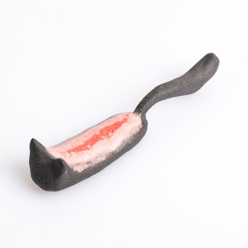 沒臉的貓系列—草莓奶油貓貓 - 擺飾/家飾品 - 陶 黑色