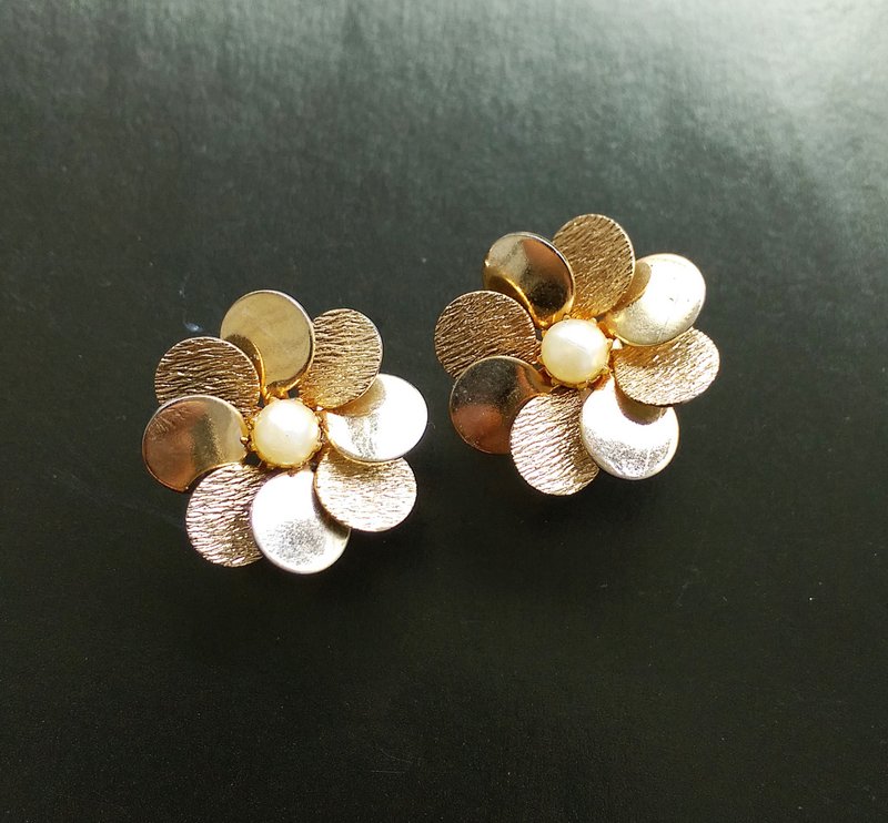 Vintage Jewelry 西洋古董飾品 立體花形 圓瓣仿珠 栓式耳環 - 耳環/耳夾/耳骨夾 - 其他材質 金色