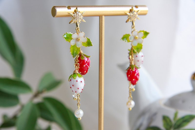 [Red and White Strawberry Combination Earrings] Handmade Original Earrings Bronze Resin Elegant Earrings/Ear Clip Jewelry - ต่างหู - เรซิน หลากหลายสี