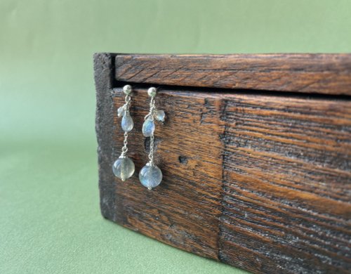 68 Jewellery｜純銀。天然石。輕珠寶 //小燈泡 拉長石垂墜耳環// 純銀 天然石水晶手作