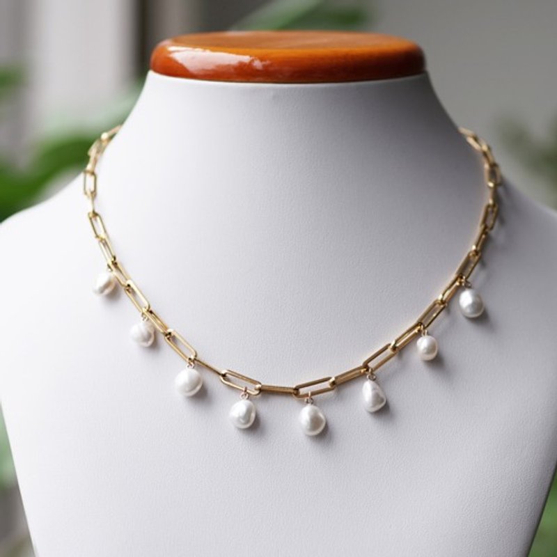 Baroque Freshwater Pearl Bib Necklace Surgical Stainless Steel Mantel 45cm Kapitolina - สร้อยคอ - เครื่องเพชรพลอย สีทอง