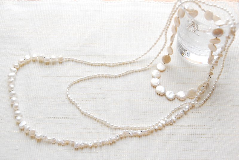 Four kinds of pearl long necklace 13 large coin - สร้อยคอ - เครื่องเพชรพลอย ขาว