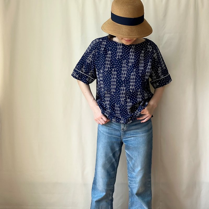 Yukata raglan sleeve blouse geometric navy blue - Women's Shirts - Cotton & Hemp Blue