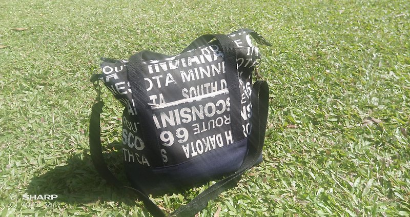 Cool black rendering English word map zipper shoulder bag handbag tote bag - กระเป๋าแมสเซนเจอร์ - ผ้าฝ้าย/ผ้าลินิน สีดำ
