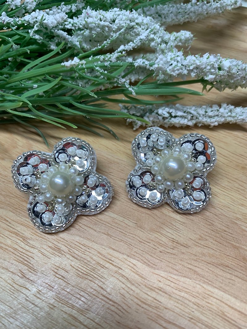 Piercing earrings Silver-white flower pattern, handmade - Earrings & Clip-ons - Precious Metals White