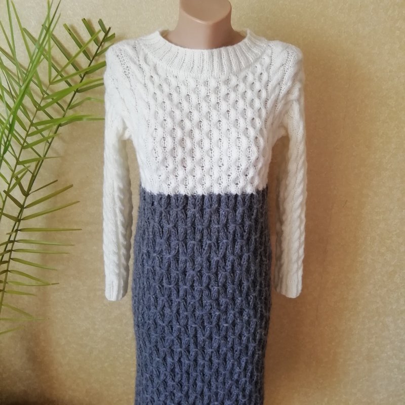 ชุดเดรสผ้าวูลถักมือของผู้หญิงสีเทาและสีขาว ชุดเดรสเสื้อสเวตเตอร์ขนาดใหญ่ - ชุดเดรส - ขนแกะ ขาว
