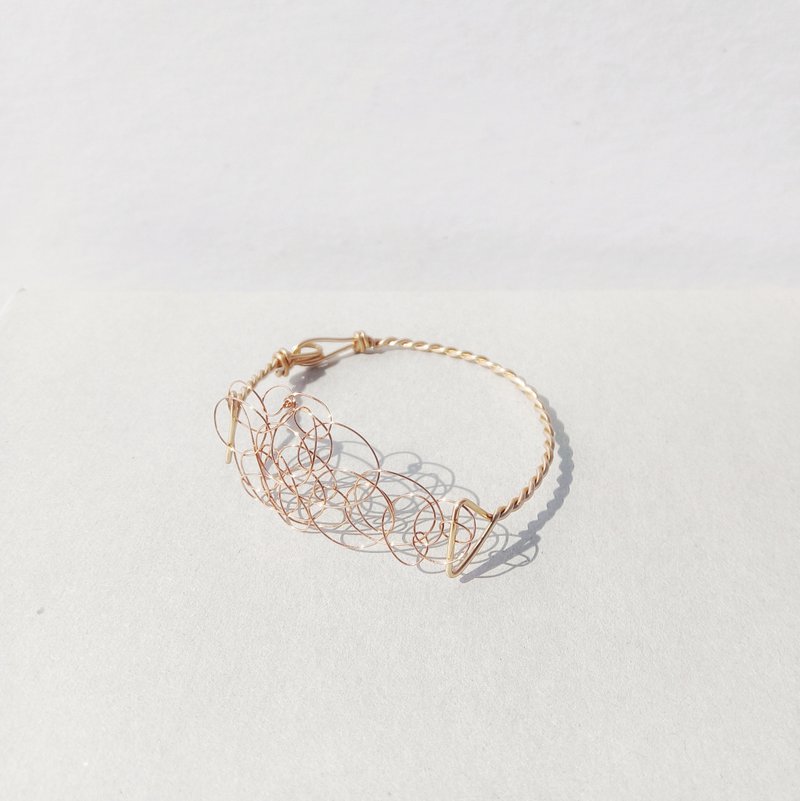 Metal twist bracelet-thinking light gold style - สร้อยข้อมือ - โลหะ 