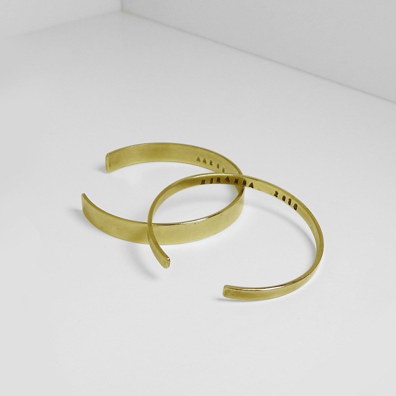 Minimalist Bronze Bracelet - สร้อยข้อมือ - โลหะ สีทอง