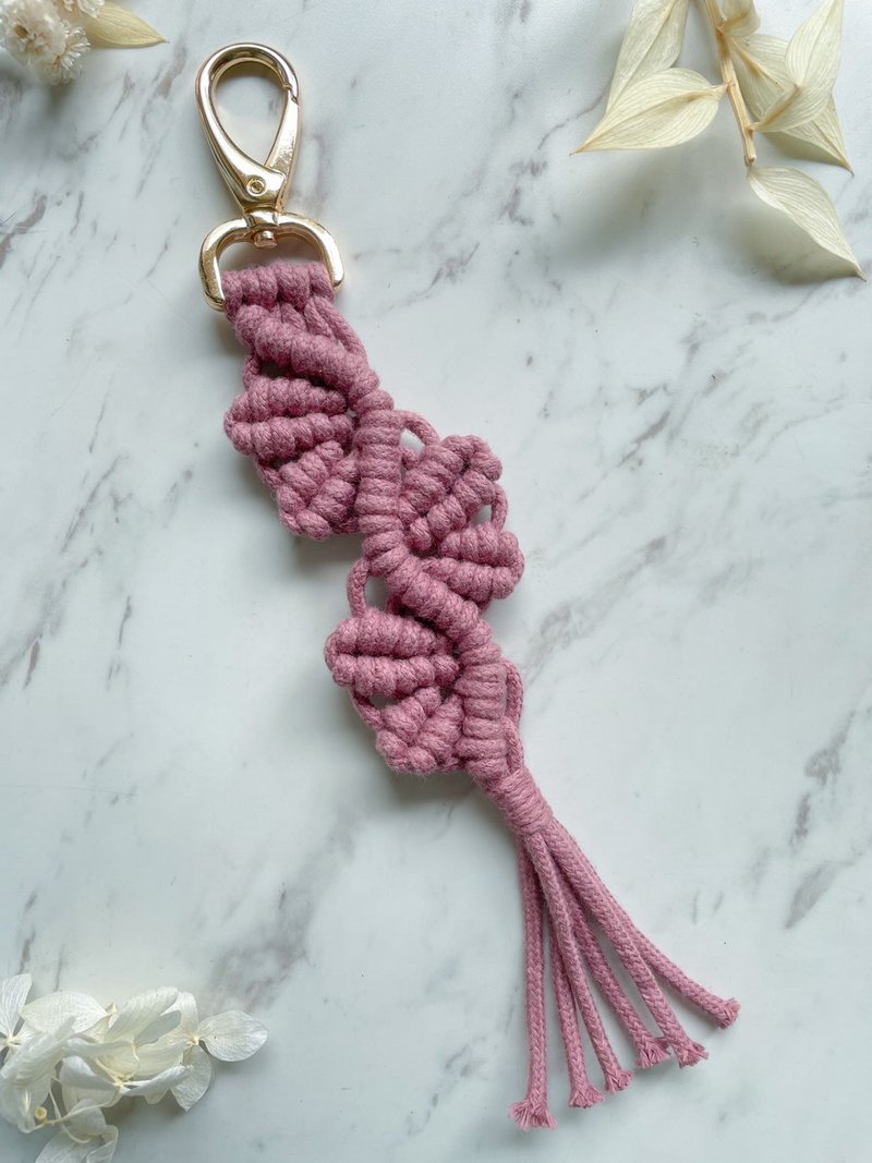 Macrame heart vine key chain charm - ที่ห้อยกุญแจ - ผ้าฝ้าย/ผ้าลินิน สึชมพู