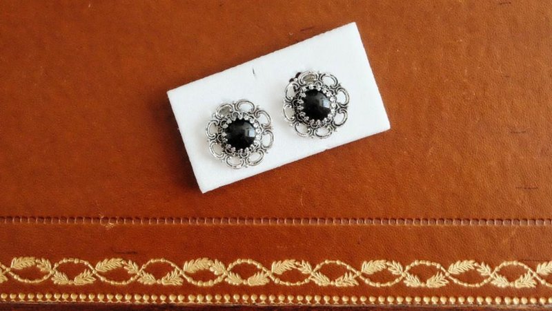 French Vintage Flower Onyx Silver Clip-on Earrings - Earrings & Clip-ons - Semi-Precious Stones Black