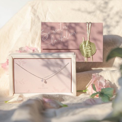 Isha Jewelry 純銀輕珠寶 【送禮首選】美好繁花純銀項鍊法式禮盒。生日禮物。特色質感禮盒