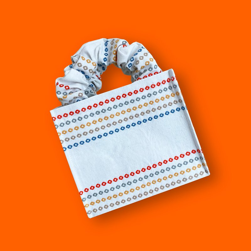 White square Scrunchie bag - กระเป๋าถือ - ผ้าฝ้าย/ผ้าลินิน ขาว