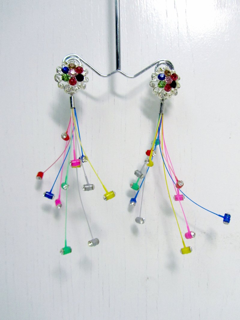 TIMBEE LO 流星耳環 塑料輕巧 綴水晶裝飾 - 耳環/耳夾 - 塑膠 多色
