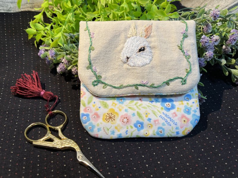 Embroidered handmade bag - กระเป๋าเครื่องสำอาง - ผ้าฝ้าย/ผ้าลินิน สึชมพู