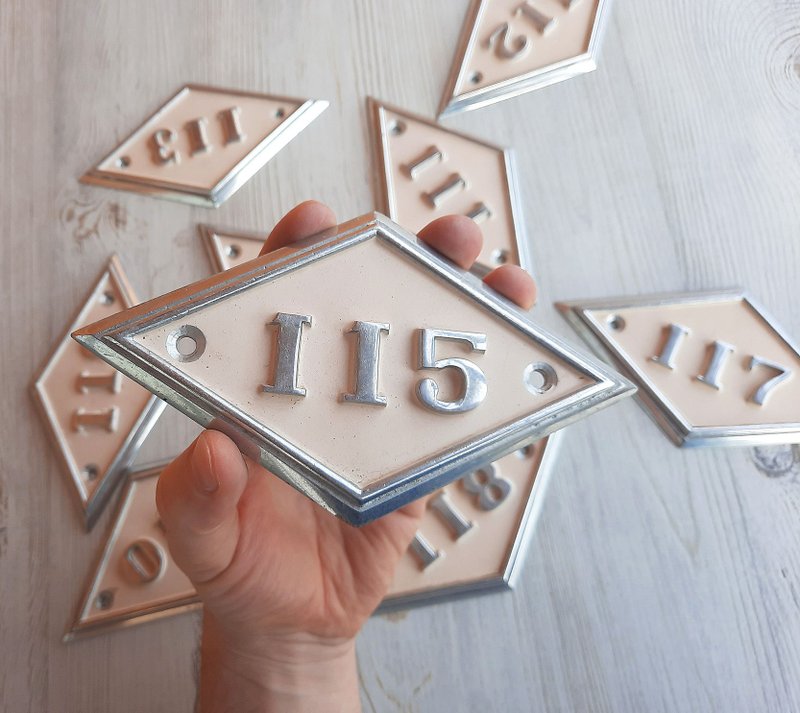 Metal rhomb door number plaque 115 address number sign vintage beige color - ม่านและป้ายประตู - อลูมิเนียมอัลลอยด์ 