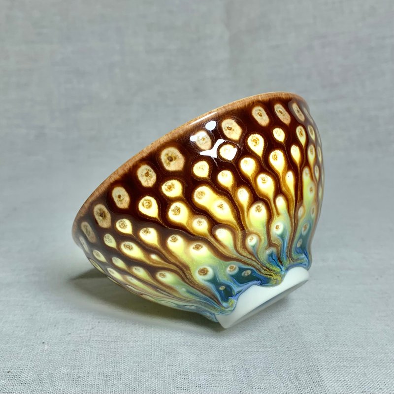 Peacock teacup / Taiwan pottery artist Yu-ning, Chiu / 0007 - ถ้วย - เครื่องลายคราม หลากหลายสี