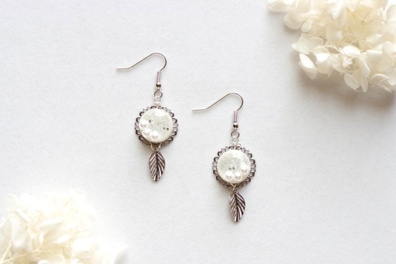 Resin Art Round Motif and Leaf Charm Earrings - White Garden - ต่างหู - เรซิน ขาว