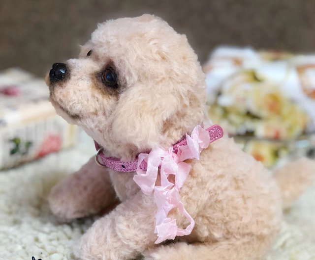 ショッキングピンクプードルの子犬、リアルなおもちゃ