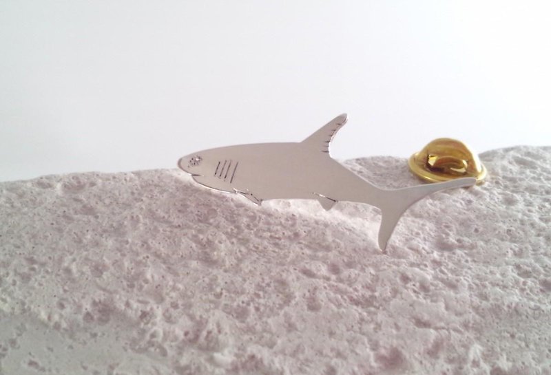 ◇Shark◇ サメ　シルバーピンバッジ - 胸針 - 其他金屬 銀色