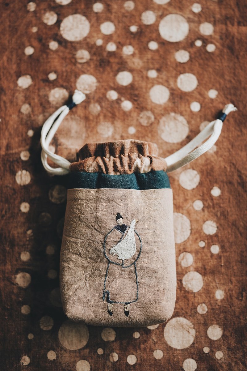 Hand-embroidered drawstring bag storage bag - กระเป๋าเครื่องสำอาง - ผ้าฝ้าย/ผ้าลินิน 