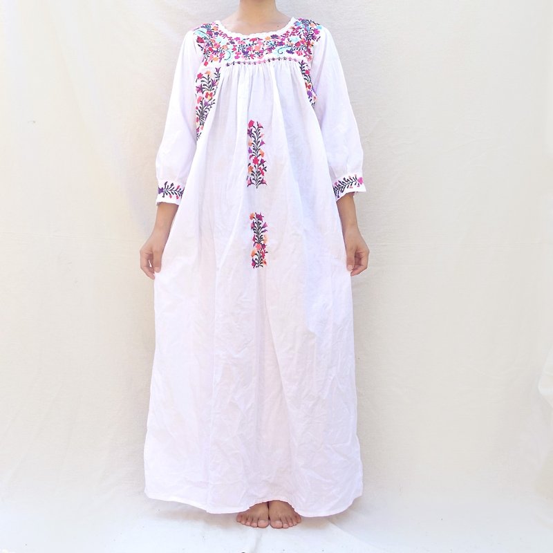 BajuTua / vintage / Mexican Southern style white hand-embroidered long dress / small dress - ชุดเดรส - ผ้าฝ้าย/ผ้าลินิน ขาว