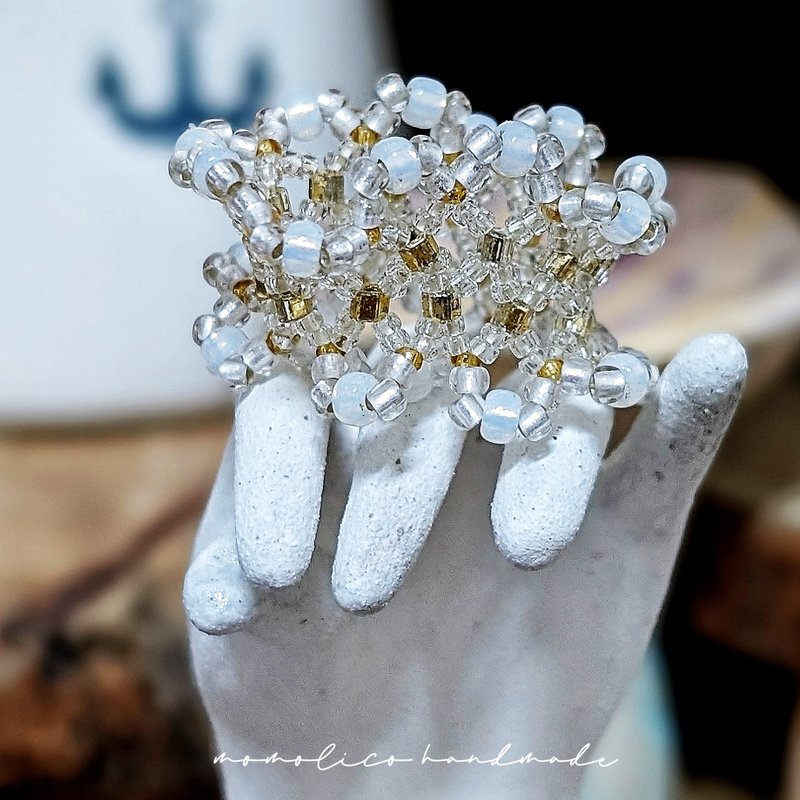 Beaded Flower rings Small Dangle rings - แหวนทั่วไป - วัสดุอื่นๆ ขาว