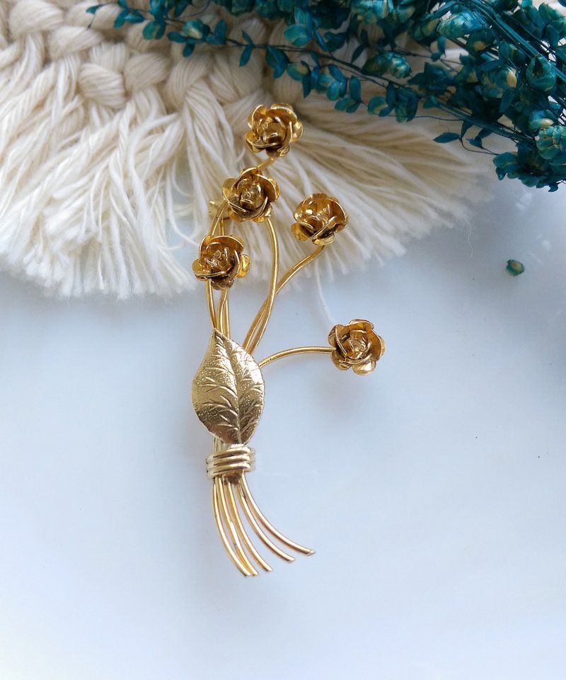 Vintage Jewelry 西洋古董飾品 金屬鍍金 立體 小玫瑰花束 別針 - 徽章/別針 - 其他金屬 金色