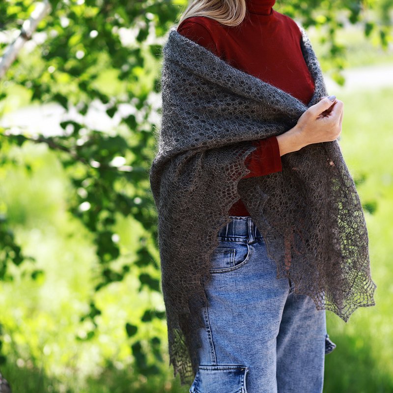 Warm Down Scarf Crafted with Goat Wool, Perfect for the Change of Seasons - ผ้าพันคอ - ขนของสัตว์ปีก สีเทา