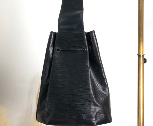 日本直送 名牌中古包 】LOUIS VUITTON ルイヴィトン エピ ショルダーバッグ ブラック レザー サックアド M80153 オールド  5b2ibz - ショップ VintageShop solo ショルダーバッグ - Pinkoi