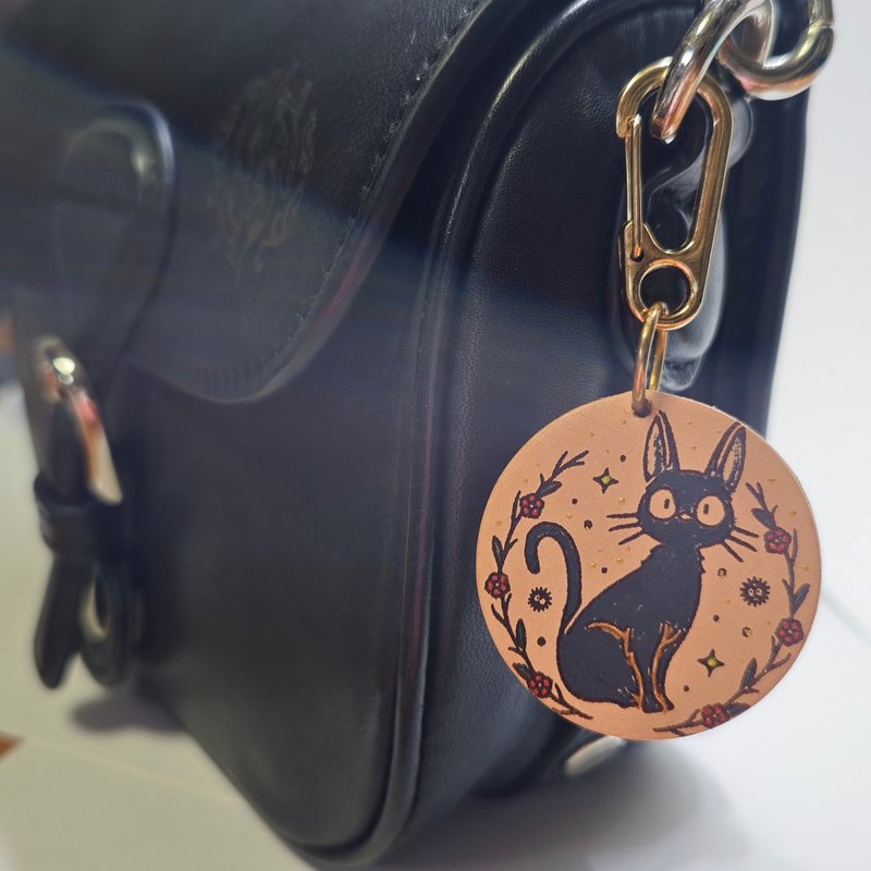 Gigi Cat Hand Painted Leather Pendant Keychain - พวงกุญแจ - หนังแท้ สีกากี