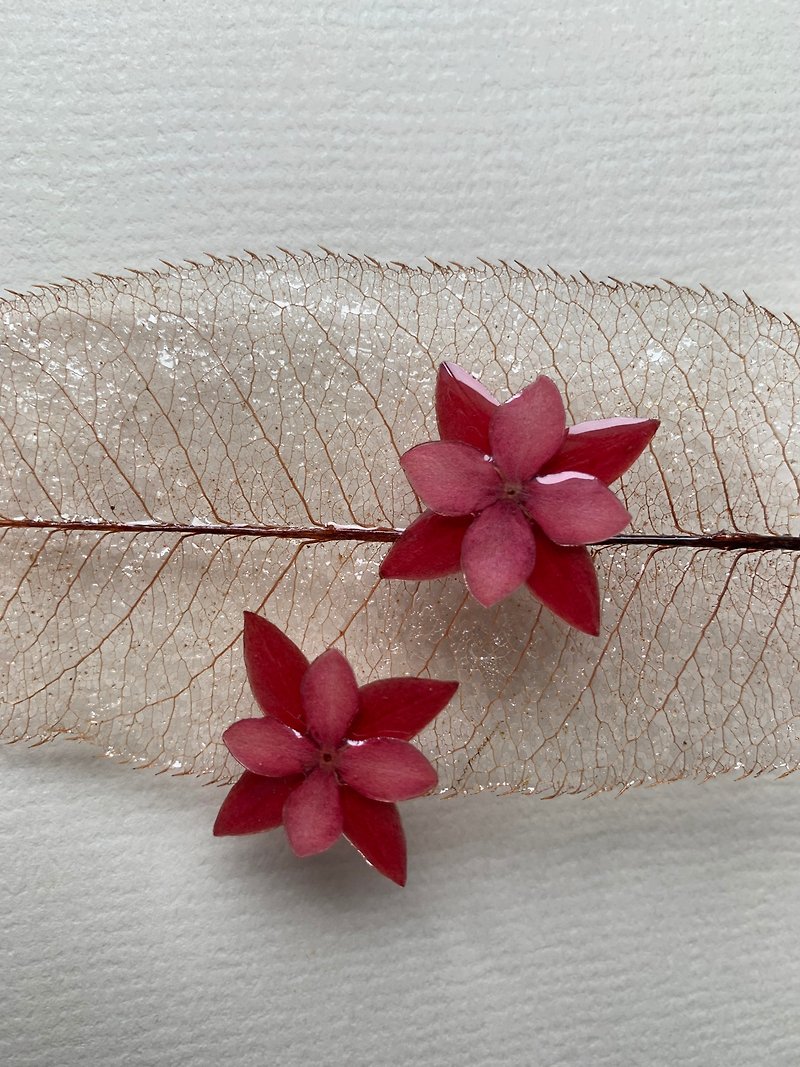 Handmade real flower three-dimensional earrings - dragon boat flowers are like tiles - Ip Man Flower Creation - Earrings & Clip-ons - Plants & Flowers Red