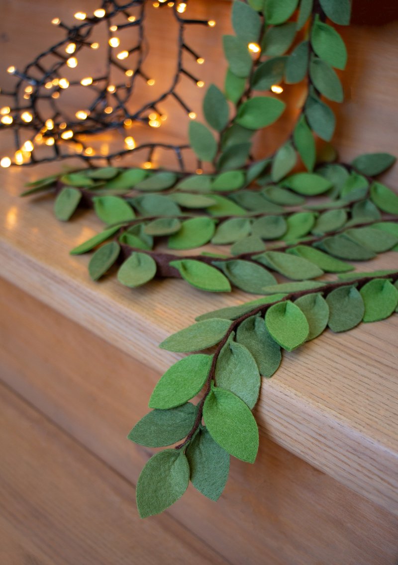 Green Felt Garland | Delicate Greenery Garland | Table and Home Décor - ตกแต่งผนัง - วัสดุอื่นๆ สีเขียว