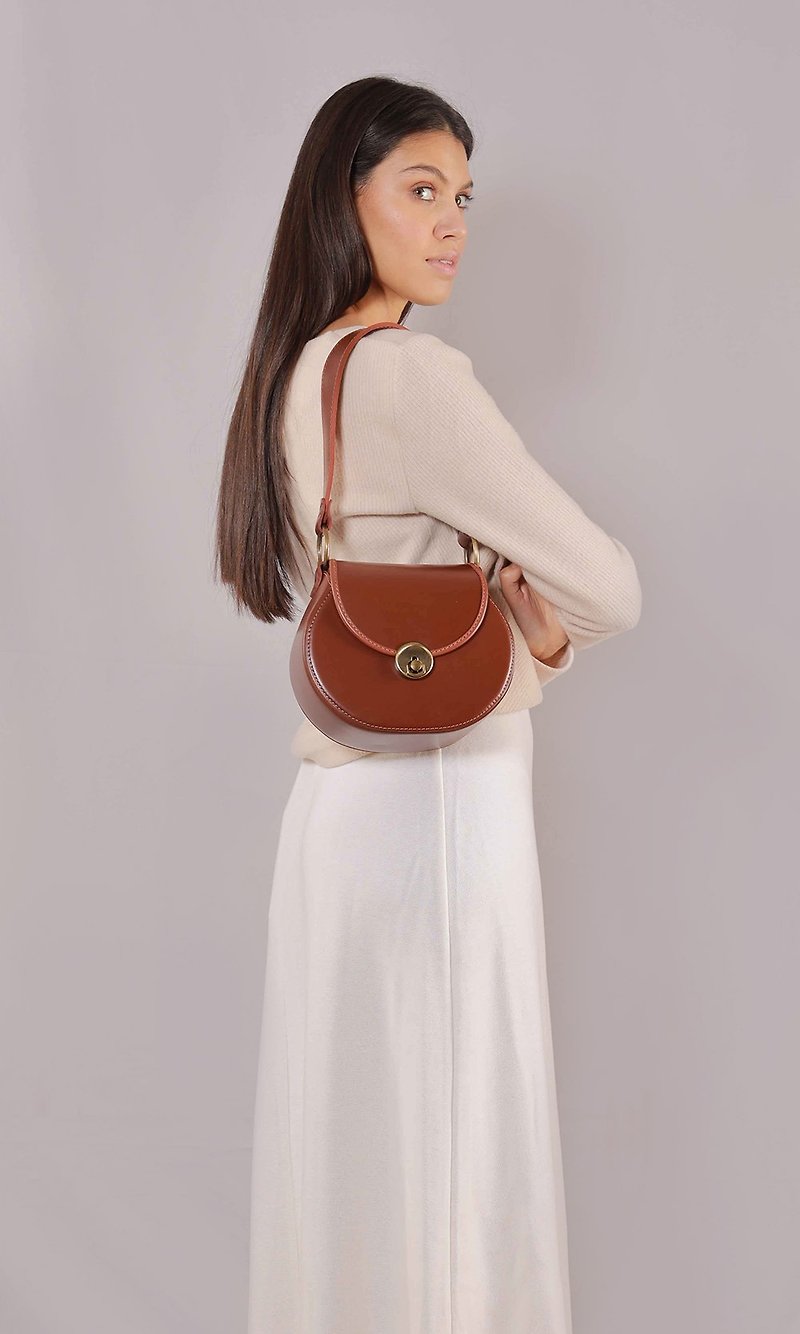 INES vintage leather underarm bag caramel - Messenger Bags & Sling Bags - Genuine Leather Brown