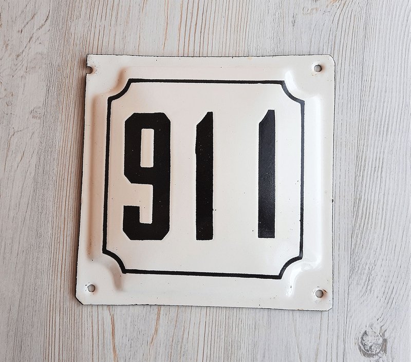 House number plate 911 - vintage street enamel metal address sign white black - 壁貼/牆壁裝飾 - 其他金屬 白色