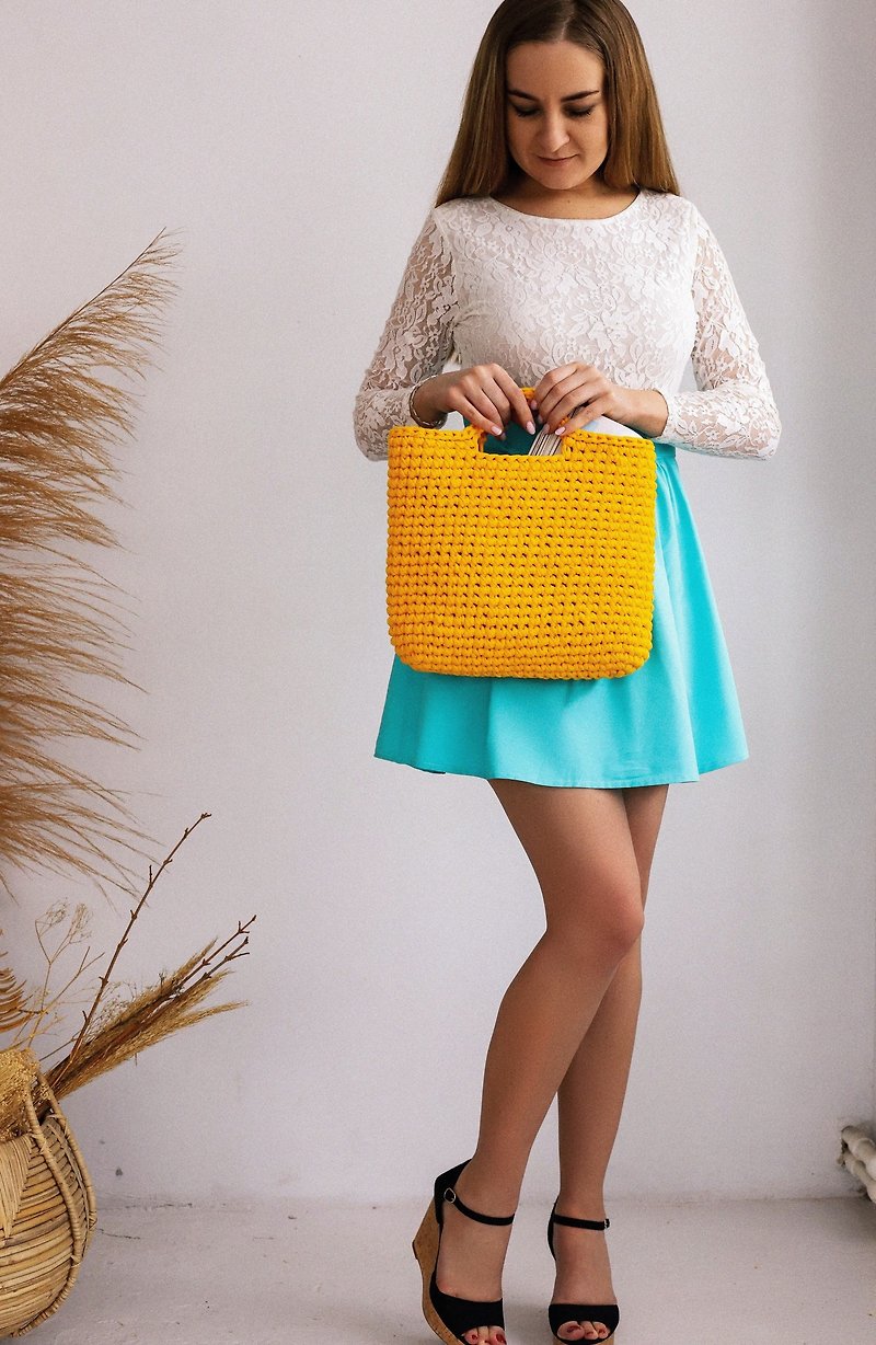 Women's Tote Bag - กระเป๋าถือ - ผ้าฝ้าย/ผ้าลินิน สีเหลือง